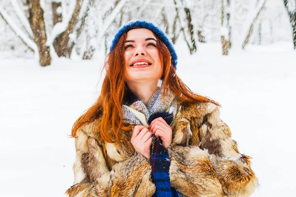 Uma jovem alegre na floresta. retrato de um gi atraente — Fotografia de Stock