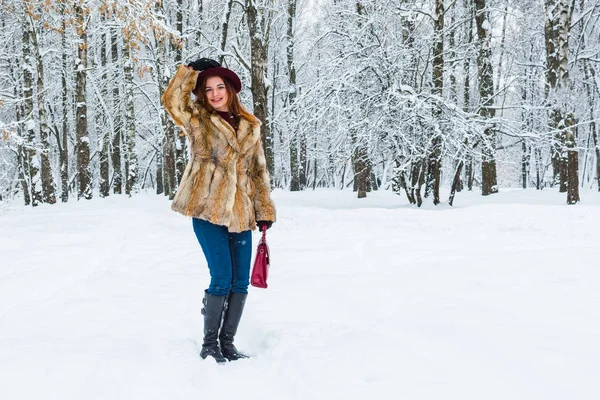 Mulher jovem na moda em chapéu na floresta de inverno — Fotografia de Stock