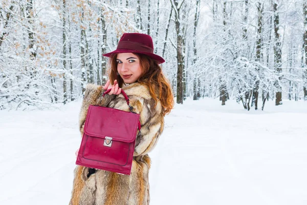 Mulher jovem na moda em chapéu na floresta de inverno — Fotografia de Stock