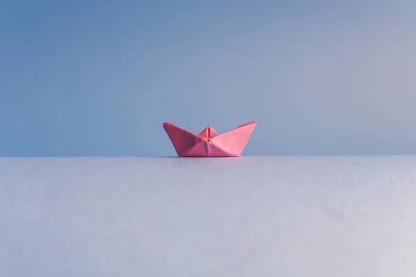 Barco de papel solo. concepto. liderazgo, soledad, propósito, carbón —  Fotos de Stock