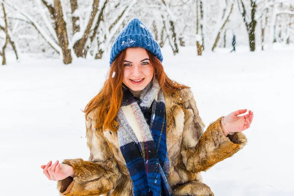 Bela jovem mulher se divertindo na floresta de inverno — Fotografia de Stock