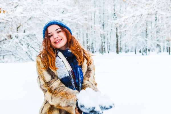 Jovem bela mulher brincando com a neve na floresta de inverno — Fotografia de Stock