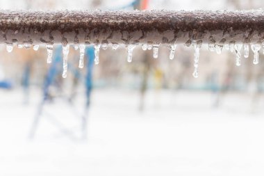 Borudaki yağmurdan sonra donmuş buz sarkıtları