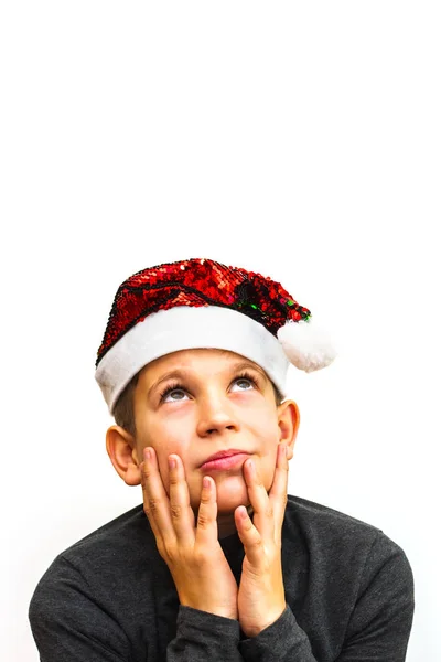 Student chlapec sen v Santa klobouk na bílém izolovaném pozadí — Stock fotografie