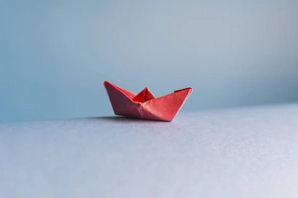 Barco de papel solo. concepto. liderazgo, soledad, propósito, carbón —  Fotos de Stock