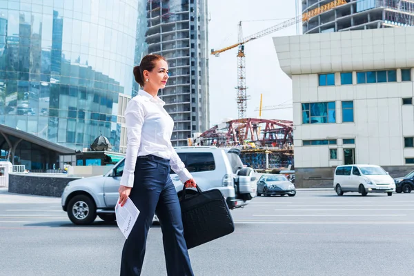 Mulher de negócios com laptop andando pela rua — Fotografia de Stock