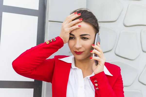 Una mujer de negocios hablando por teléfono en la calle. resolución de probl — Foto de Stock