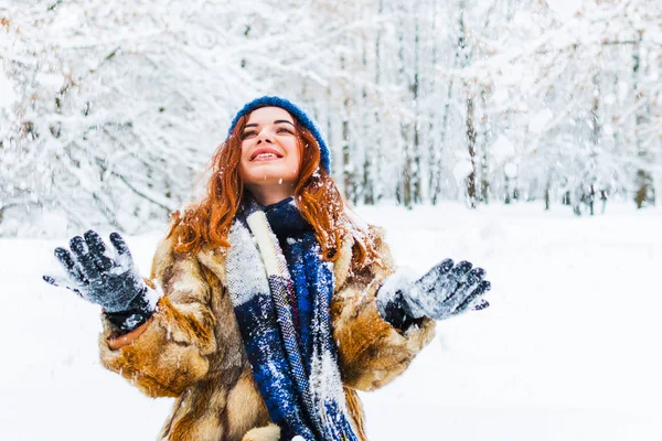 Jovem bela mulher brincando com a neve na floresta de inverno — Fotografia de Stock