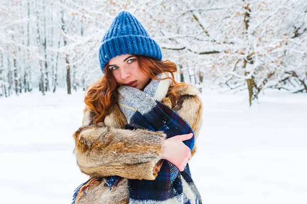 Jovem triste está congelando com frio. Retrato de um belo g — Fotografia de Stock