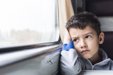 Çocuk trende 5 yıl geçiriyor ve üzgün üzgün bakıyor.