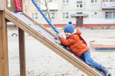 sonbaharda Oyun Alanında oynayan çocuk