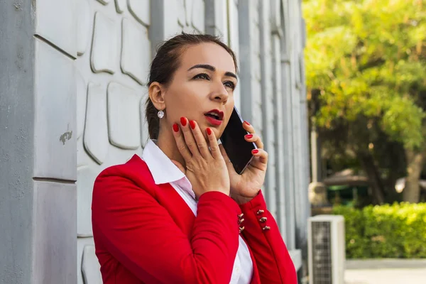 Una mujer de negocios hablando por teléfono en la calle. resolución de probl — Foto de Stock
