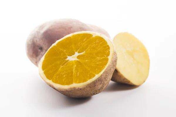 GMOの概念。オレンジ色のジャガイモをスライスしたものです — ストック写真