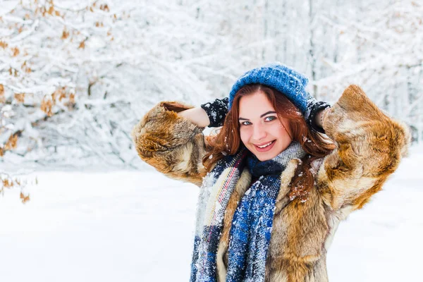 Retrato de uma jovem mulher alegre na floresta de inverno. beautif — Fotografia de Stock