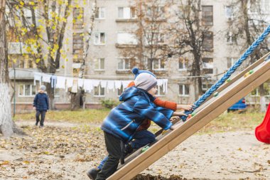 Ekim 2019, Rusya, Bryansk. Çocuk parkında oynayan çocuklar
