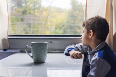 Çocuk trende 5 yıl geçiriyor ve üzgün üzgün bakıyor.