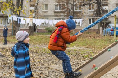 Ekim 2019, Rusya, Bryansk. Çocuk parkında oynayan çocuklar