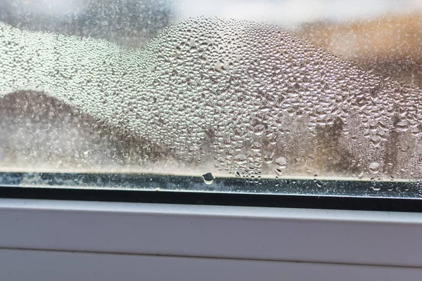 Kondenswasser am Fenster aus nächster Nähe — Stockfoto