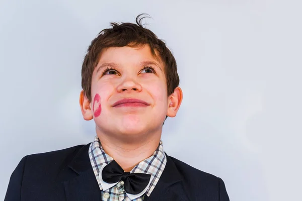 Retrato de un adolescente con un lápiz labial en la mejilla —  Fotos de Stock