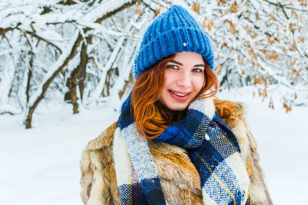 Retrato de uma jovem mulher alegre na floresta de inverno. beautif — Fotografia de Stock