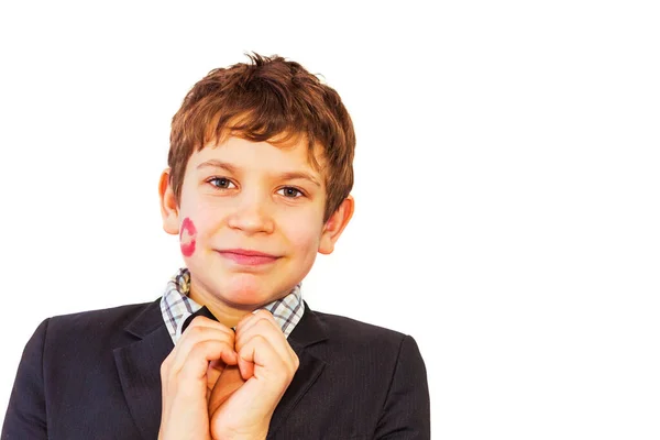 Een tiener met lippenstift op zijn wang. De tiener met de — Stockfoto