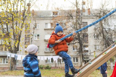 Ekim 2019, Rusya, Bryansk. Çocuk parkında oynayan çocuklar