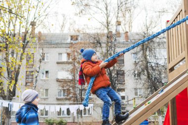 Ekim 2019, Rusya, Bryansk. Çocuk parkında oynayan çocuklar