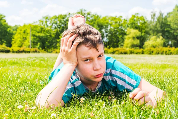 Мальчик Подросток Лежащий Траве Животе — стоковое фото