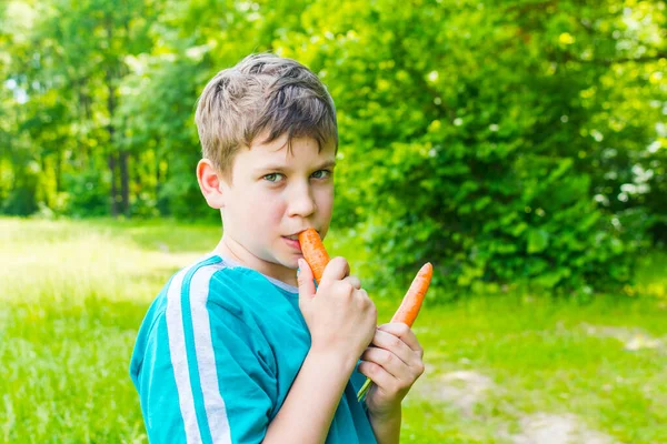 Teen Boy Eating Carrot Outdoors Summer — Stock Photo, Image