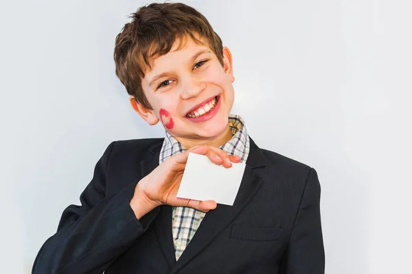 Adolescente Chico Con Lápiz Labial Impresión Mejilla Celebración Tarjeta Vacía —  Fotos de Stock