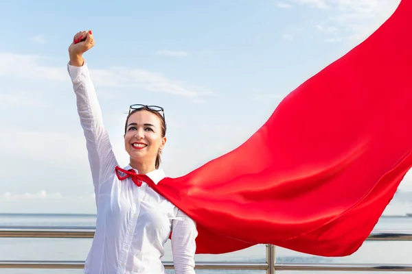 屋外で赤いマントを着た超女性ビジネス女性 ストック画像