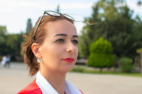 Porträt Einer Geschäftsfrau Vor Dem Hintergrund Der Stadt — Stockfoto