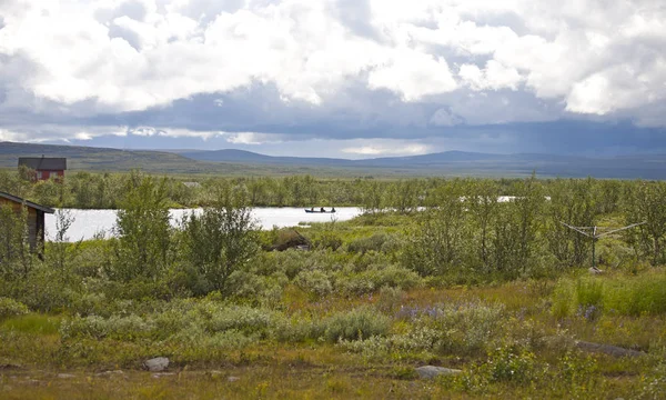 Landschaft mit Boot in der nordischen Tundra — Stockfoto