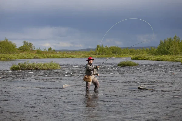Femme ne mouche la pêche dans la rivière 1 — Photo