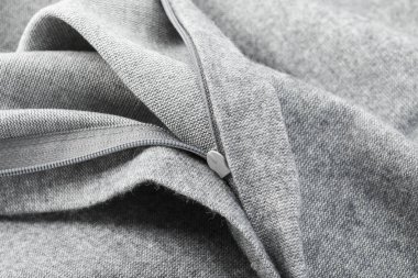 Beyaz arka plan gri flanell yatak örtüsü