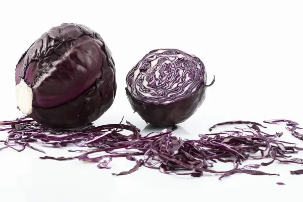 Raw red cabbage against white background — Stock Photo, Image