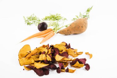 Beyaz arka plan karşı sebze cips