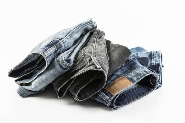 Beyaz arka plan birkaç mavi jeans