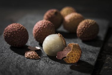 siyah arka plan karşı taze litschi