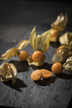 siyah arka plan üzerine taze Physalis meyve