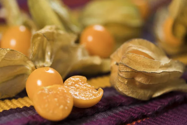 Frutas frescas de Physalis sobre fondo morado —  Fotos de Stock