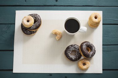 Çörek çikolata ve şeker ile bir fincan kahve ile görev yaptı.