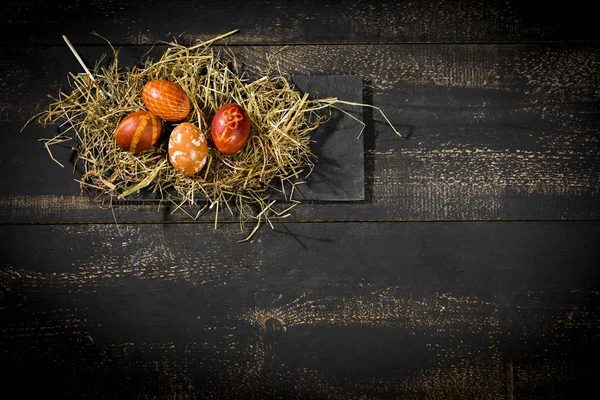 复活节的时候，四个彩蛋在稻草上 — 图库照片