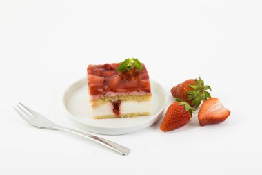Beyaz arka plan karşı Çilekli pasta