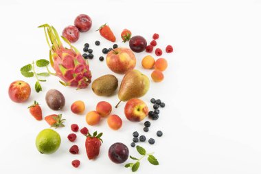 Beyaz arka planı meyve karışımı