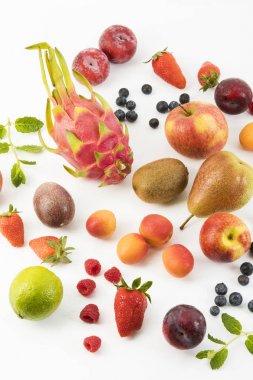 Beyaz arka planı meyve karışımı