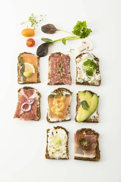 Hele korrels toast, geserveerd met zalm, ham, spek en salami — Stockfoto