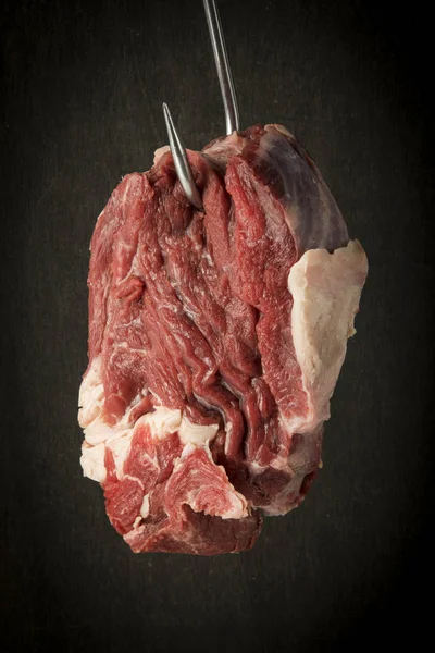 Carne de vaca em um gancho — Fotografia de Stock