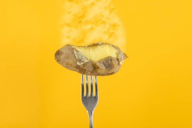 bir çatal üzerinde dumanı tüten patates