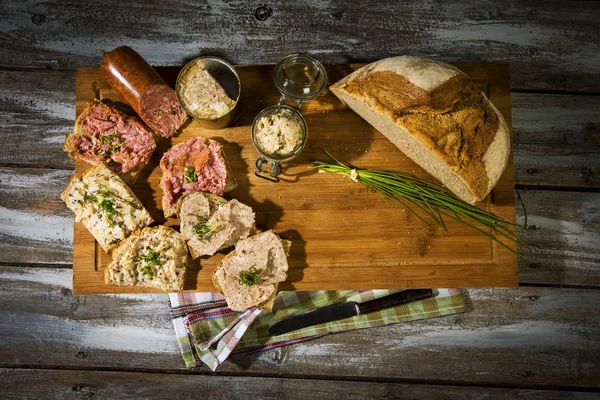 Frisches Deutsches Weizenbrot Mit Leberwurst Grieben Und Mettwurst Auf Einem — Stockfoto